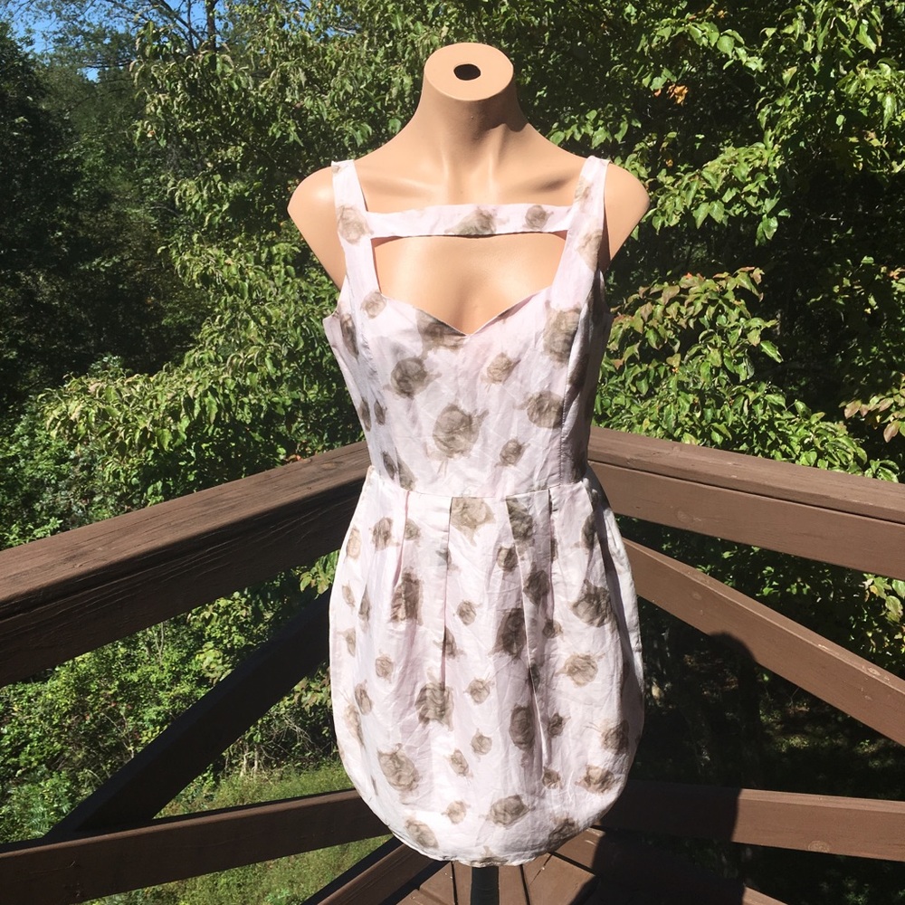 NWT 🌷 Pretty, flirty, floral dress!